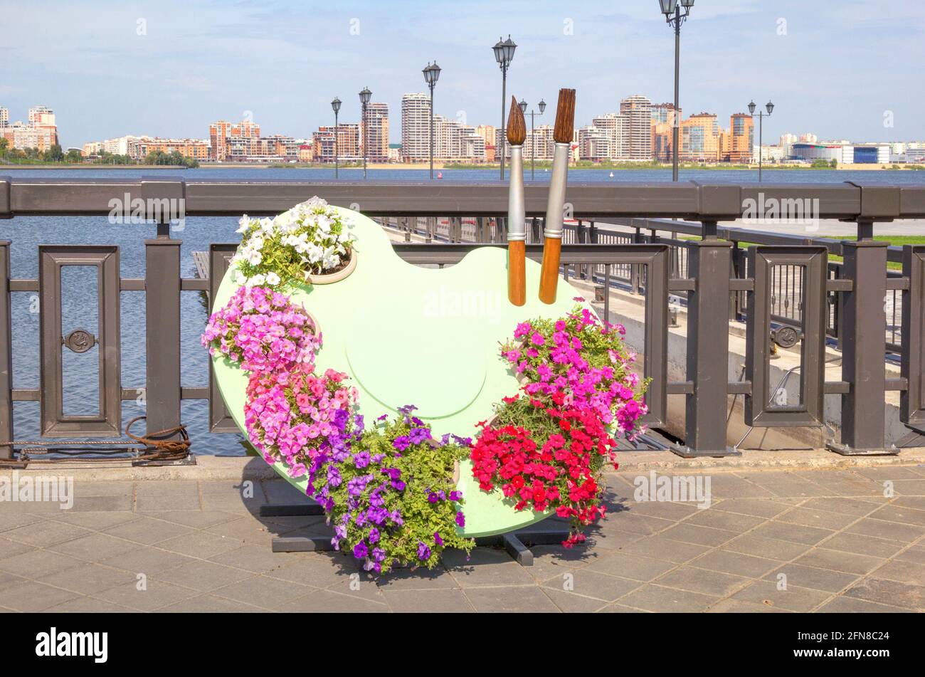 La tavolozza con fiori invece di pitture nel argine del Cremlino del fiume Kazanka. Kazan, Tatarstan, Russia. Foto Stock