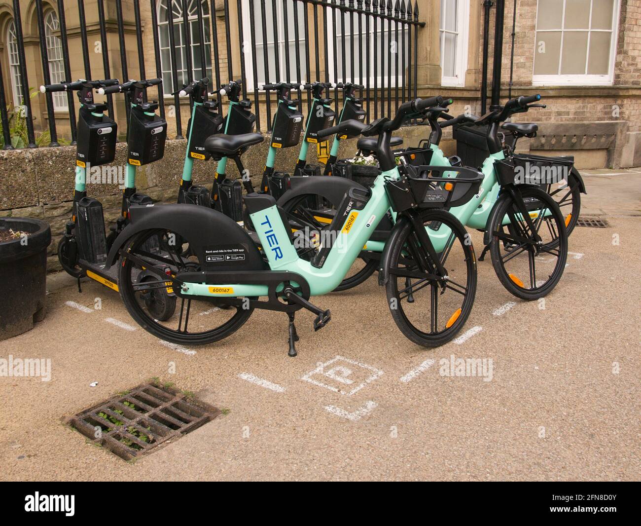 Una baia di e-scooter E-bike DIREABLE TIER vicino agli uffici del consiglio nel centro di York, nello Yorkshire del Nord. Foto Stock