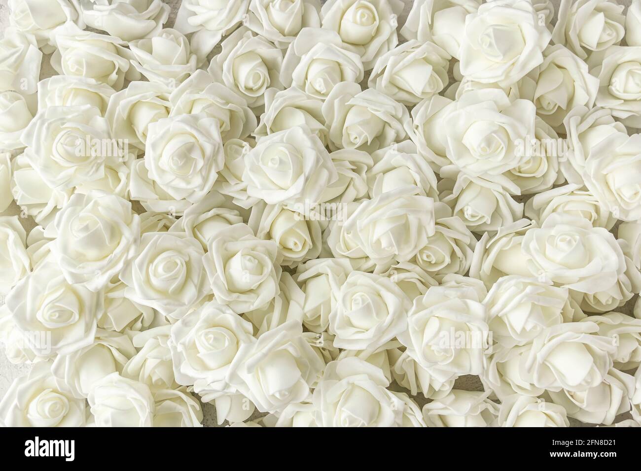 sfondo di molte rose bianche finte. Vista dall'alto. Messa a fuoco morbida  Foto stock - Alamy