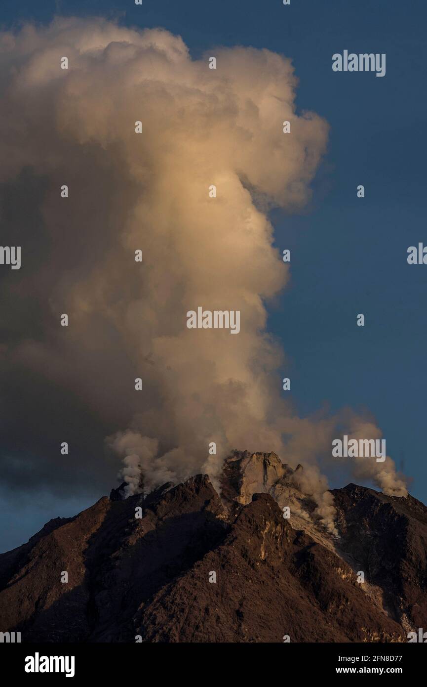 Sumatra settentrionale, Indonesia. 15 maggio 2021. Monte Sinabung emette fumo bianco come visto a Gamber, distretto di Karo, Sumatra del Nord, Indonesia, maggio 15, 2021. Credit: Sutanta Aditya/Xinhua/Alamy Live News Foto Stock