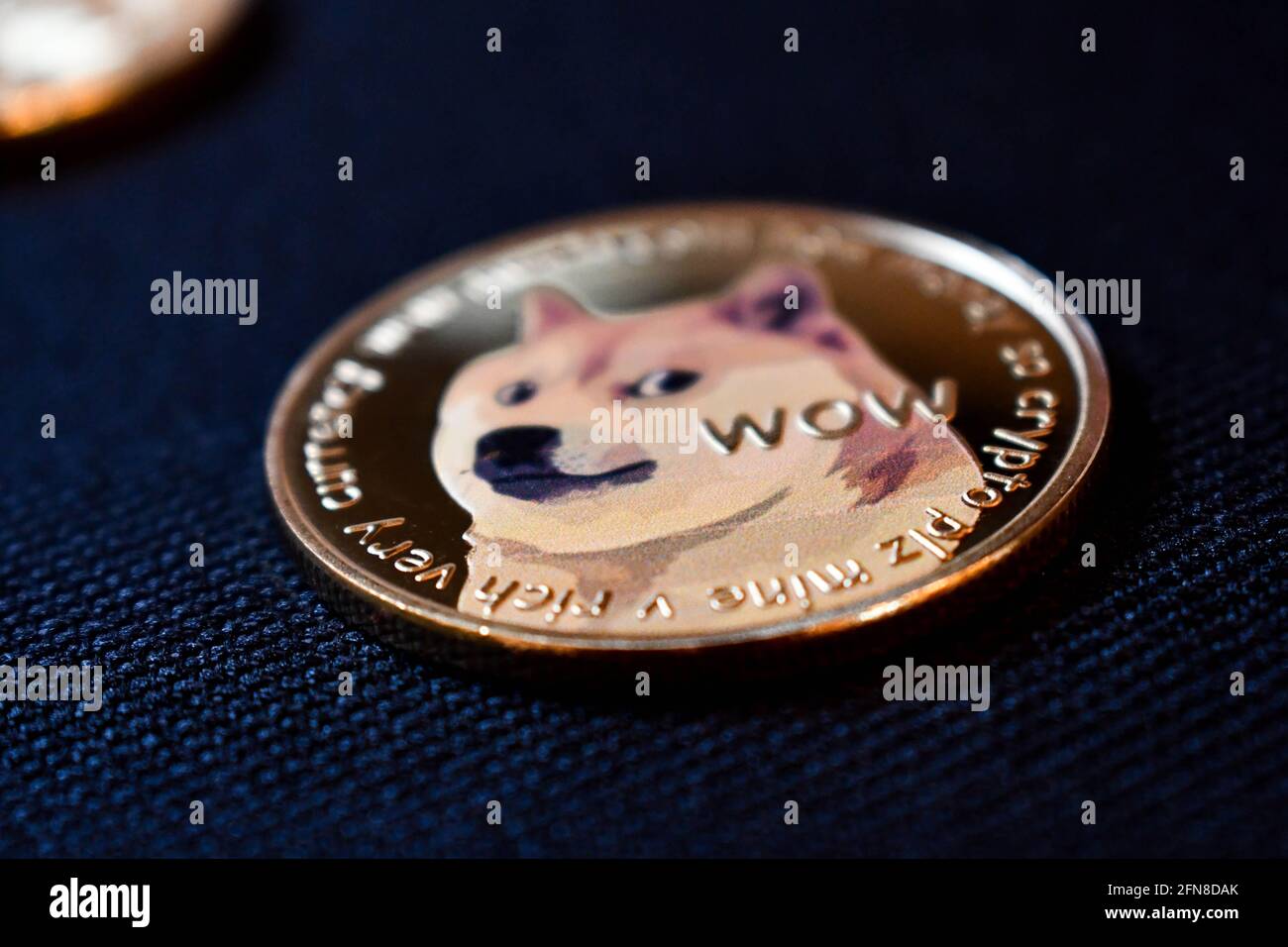 gettone dogecoin su una superficie nera Foto Stock