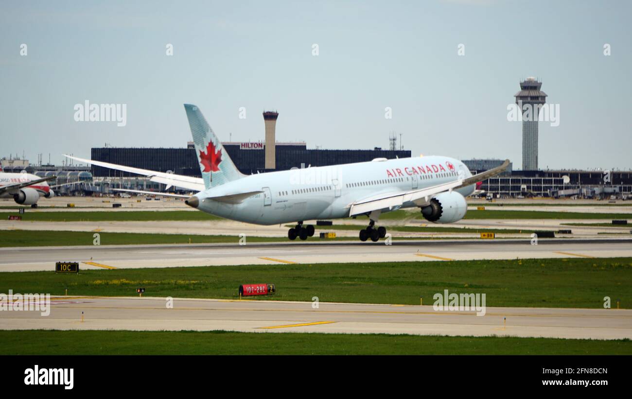 Air Canada Boeing 787-9 Dreamliner atterra all'aeroporto internazionale o'Hare di Chicago. Foto Stock