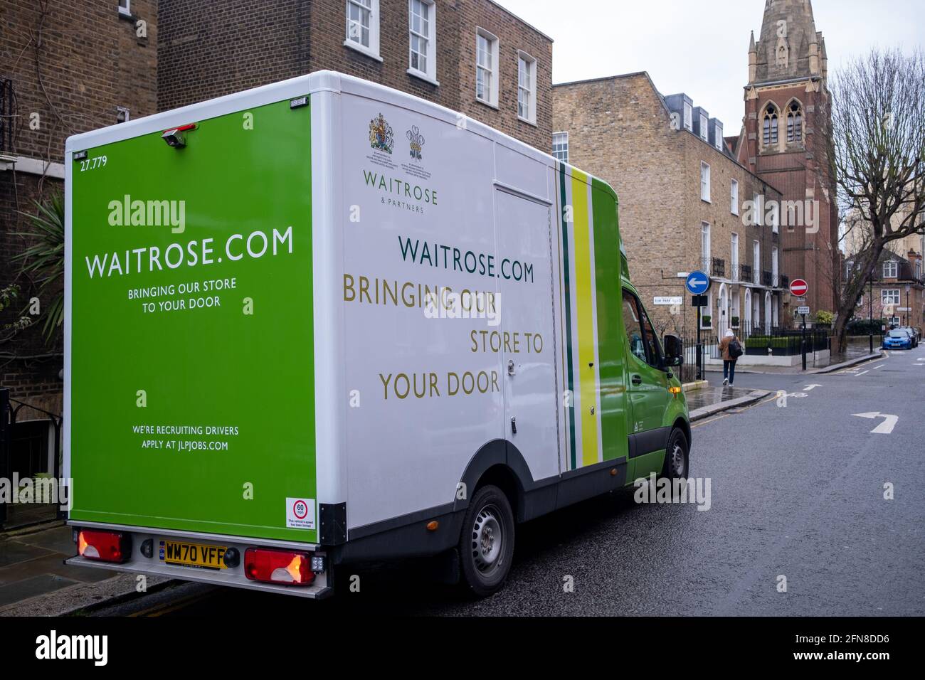 Londra- Waitrose camion di consegna alla caduta di shopping di cibo su strada residenziale Foto Stock