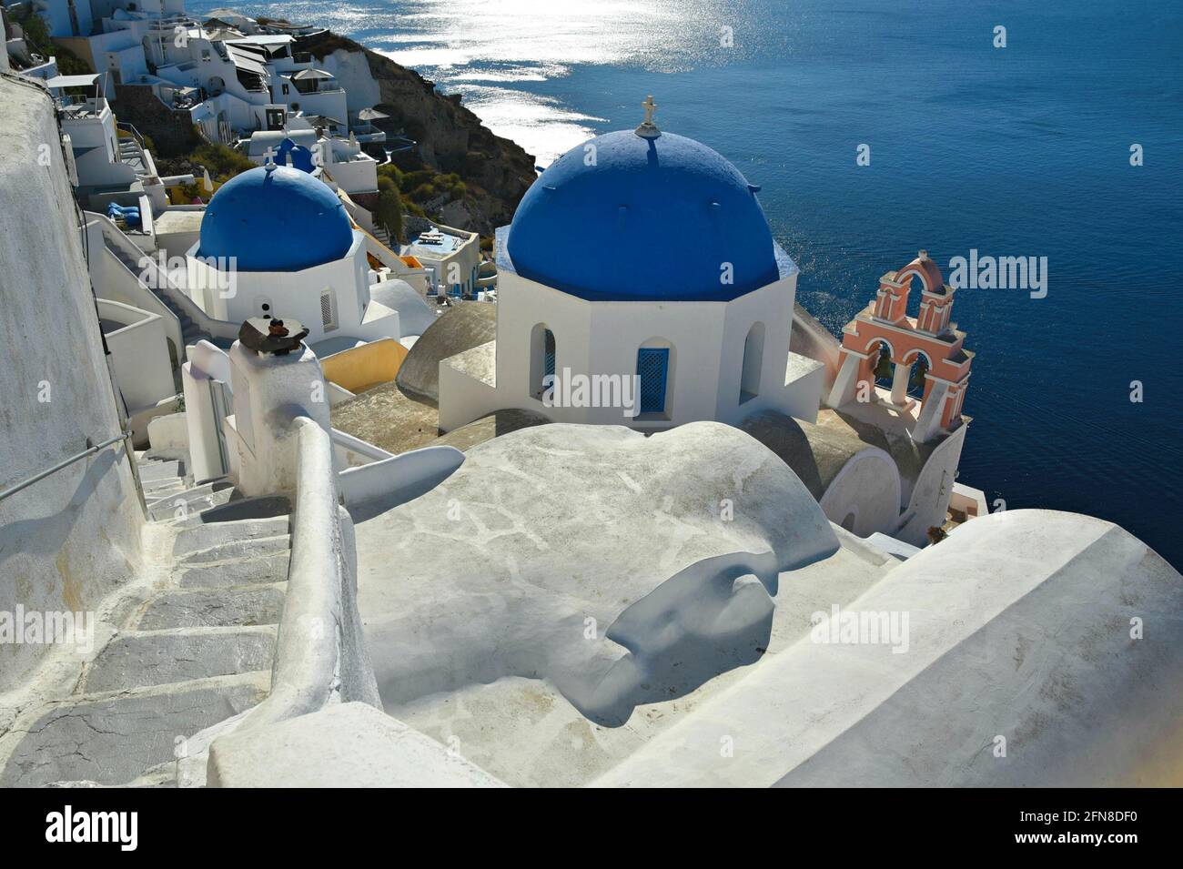 Paesaggio con vista panoramica di Anastasi una tipica chiesa greco-ortodossa con una cupola blu e un pittoresco campanile a Santorini, Cicladi Grecia. Foto Stock