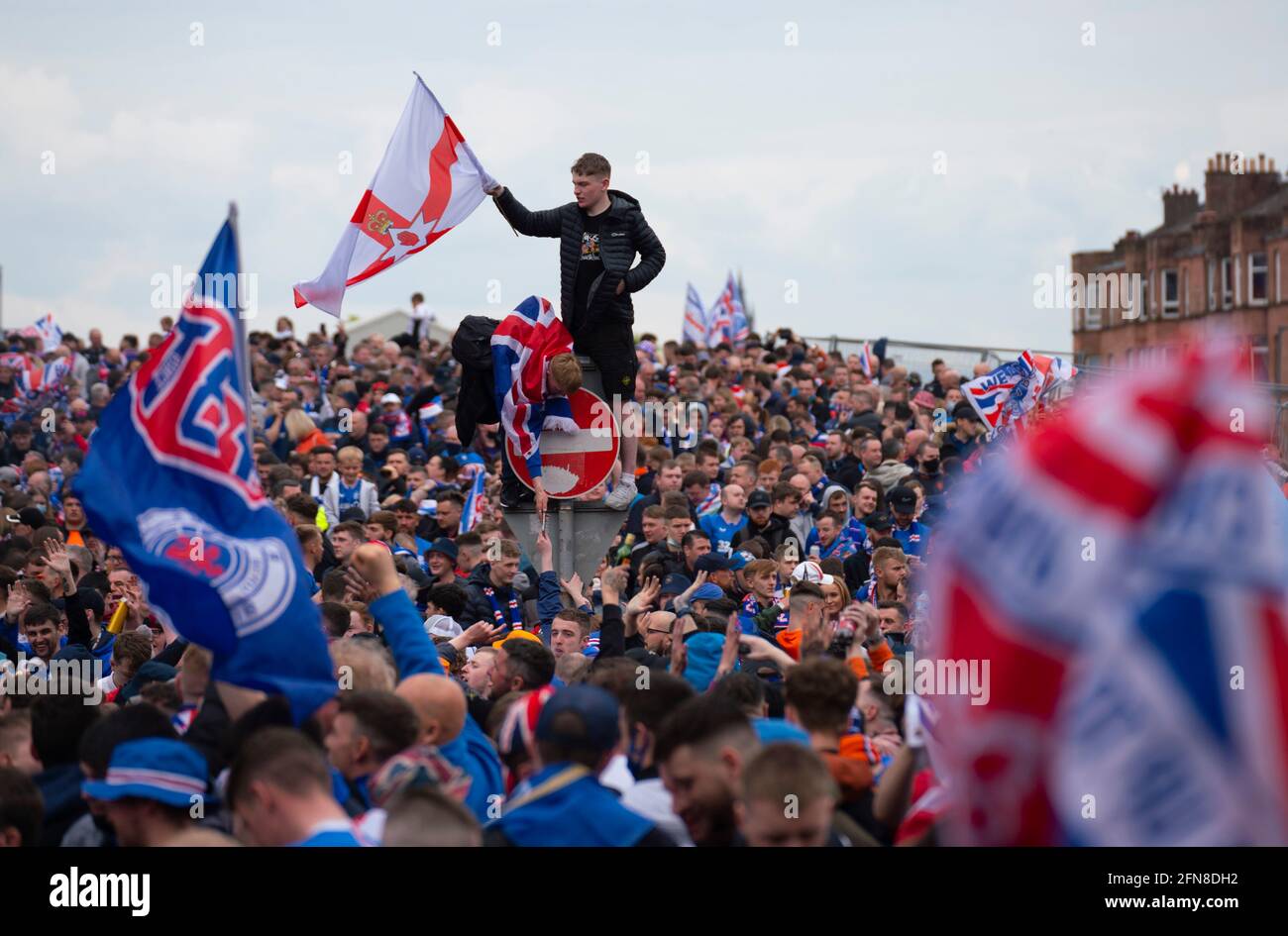 Glasgow, Scozia, Regno Unito. 15 maggio 2021. Migliaia di tifosi e tifosi della squadra di calcio dei Rangers scendono sull'Ibrox Park di Glasgow per celebrare la vittoria del campionato scozzese di premiership per la 55a volta e la prima volta per 10 anni. Le bombe di fumo e i fuochi d'artificio sono lasciati fuori dai ventilatori strettamente controllati dalla polizia lontano dalle entrate dello stadio.Iain Masterton/Alamy Live News Foto Stock