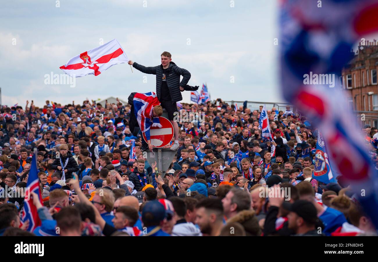 Glasgow, Scozia, Regno Unito. 15 maggio 2021. Migliaia di tifosi e tifosi della squadra di calcio dei Rangers scendono sull'Ibrox Park di Glasgow per celebrare la vittoria del campionato scozzese di premiership per la 55a volta e la prima volta per 10 anni. Le bombe di fumo e i fuochi d'artificio sono lasciati fuori dai ventilatori strettamente controllati dalla polizia lontano dalle entrate dello stadio.Iain Masterton/Alamy Live News Foto Stock