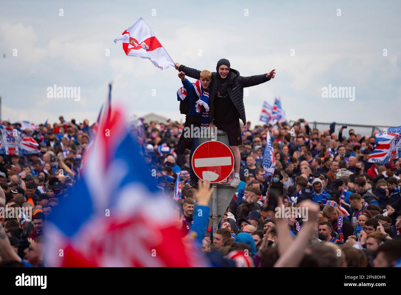 Glasgow, Scozia, Regno Unito. 15 maggio 2021. Migliaia di tifosi e tifosi della squadra di calcio dei Rangers scendono sull'Ibrox Park di Glasgow per celebrare la vittoria del campionato scozzese di premiership per la 55a volta e la prima volta per 10 anni. Le bombe di fumo e i fuochi d'artificio sono lasciati fuori dai ventilatori strettamente controllati dalla polizia lontano dalle entrate dello stadio.Iain Masterton/Alamy Live News Foto Stock