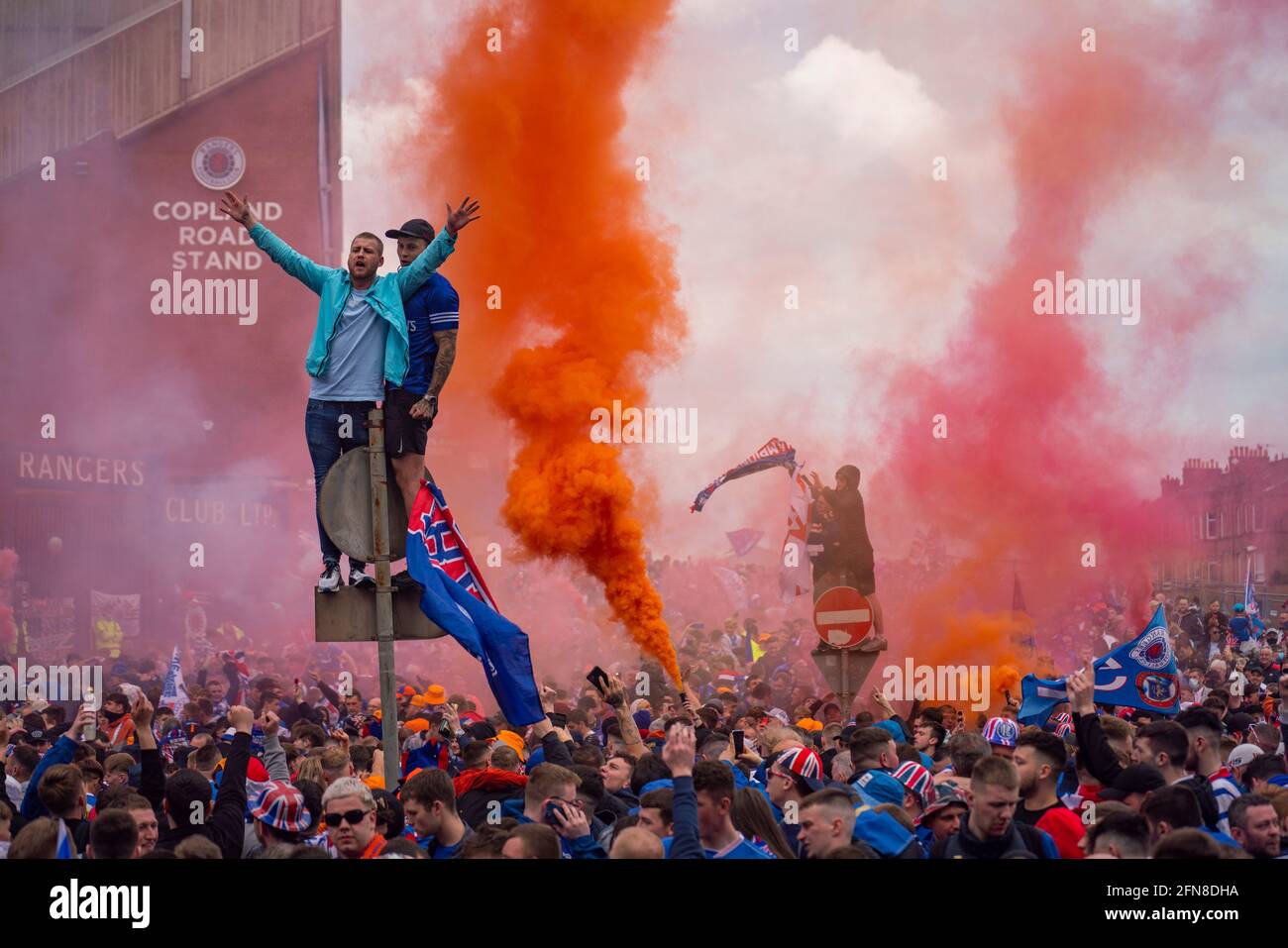 Glasgow, Scozia, Regno Unito. 15 maggio 2021. Migliaia di tifosi e tifosi della squadra di calcio dei Rangers scendono sull'Ibrox Park di Glasgow per celebrare la vittoria del campionato scozzese di premiership per la 55a volta e la prima volta per 10 anni. Le bombe di fumo e i fuochi d'artificio sono lasciati fuori dai ventilatori strettamente controllati dalla polizia lontano dalle entrate dello stadio.Iain Masterton/Alamy Live News Foto Stock
