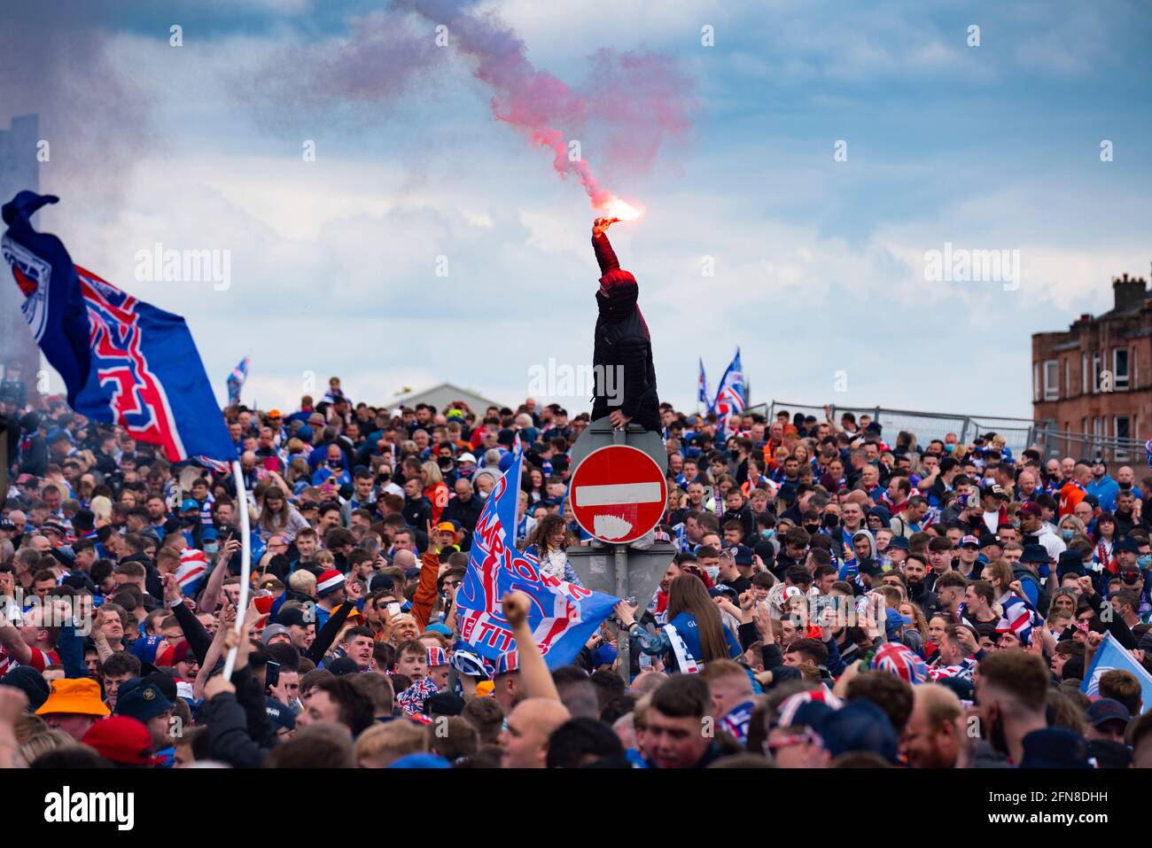 Glasgow, Scozia, Regno Unito. 15 maggio 2021. Migliaia di tifosi e tifosi della squadra di calcio dei Rangers scendono sull'Ibrox Park di Glasgow per celebrare la vittoria del campionato scozzese di premiership per la 55a volta e la prima volta per 10 anni. Le bombe di fumo e i fuochi d'artificio sono lasciati fuori dai ventilatori strettamente controllati dalla polizia lontano dalle entrate dello stadio.Iain Masterton/Alamy Live News Foto Stock