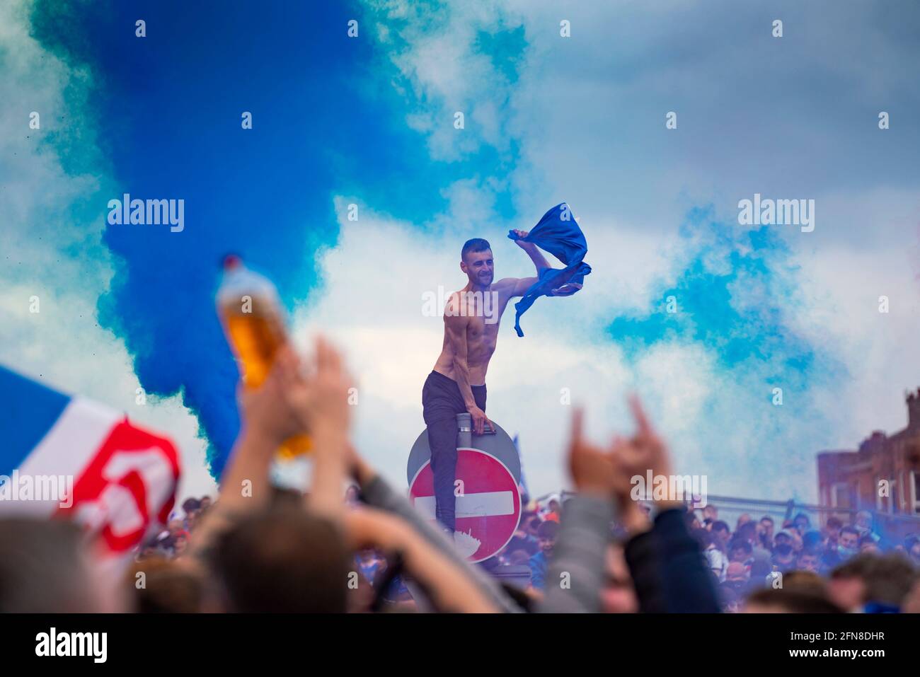 Glasgow, Scozia, Regno Unito. 15 maggio 2021. Migliaia di tifosi e tifosi della squadra di calcio dei Rangers scendono sull'Ibrox Park di Glasgow per celebrare la vittoria del campionato scozzese di premiership per la 55a volta e la prima volta per 10 anni. Le bombe di fumo e i fuochi d'artificio sono lasciati fuori dai ventilatori strettamente controllati dalla polizia lontano dalle entrate dello stadio.Iain Masterton/Alamy Live News Foto Stock