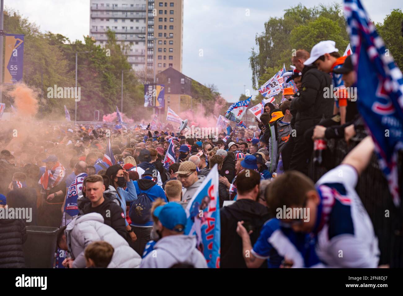 Glasgow, Scozia, Regno Unito. 15 maggio 2021. Migliaia di tifosi e tifosi della squadra di calcio dei Rangers scendono sull'Ibrox Park di Glasgow per celebrare la vittoria del campionato scozzese di premiership per la 55a volta e la prima volta per 10 anni. Le bombe di fumo e i fuochi d'artificio sono lasciati fuori dai ventilatori strettamente controllati dalla polizia lontano dalle entrate dello stadio.Iain Masterton/Alamy Live News Foto Stock