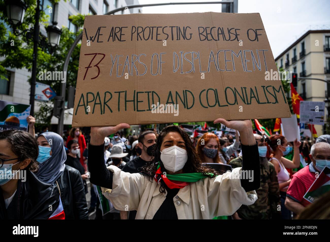 Madrid, Spagna. 15 maggio 2021. Manifestanti che portano cartelli durante una manifestazione contro gli ultimi attacchi di Israele al popolo palestinese e in coincidenza con il 73o anniversario della 'Naqbaa'. Credit: Marcos del Mazo/Alamy Live News Foto Stock