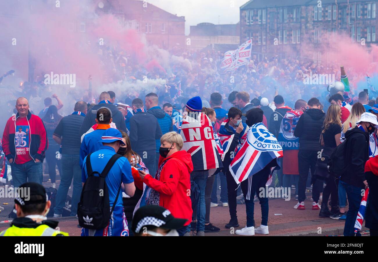 Glasgow, Scozia, Regno Unito. 15 maggio 2021. Migliaia di tifosi e tifosi della squadra di calcio dei Rangers scendono sull'Ibrox Park di Glasgow per celebrare la vittoria del campionato scozzese di premiership per la 55a volta e la prima volta per 10 anni. Le bombe di fumo e i fuochi d'artificio sono lasciati fuori dai ventilatori strettamente controllati dalla polizia lontano dalle entrate dello stadio.Iain Masterton/Alamy Live News Foto Stock