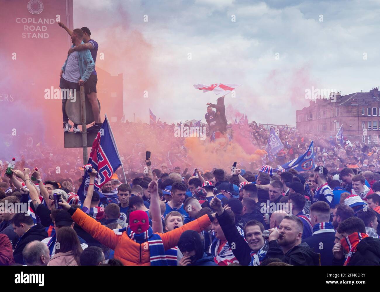 Glasgow, Scozia, Regno Unito. 15 maggio 2021. Migliaia di tifosi e tifosi della squadra di calcio dei Rangers scendono sull'Ibrox Park di Glasgow per celebrare la vittoria del campionato scozzese di premiership per la 55a volta e la prima volta per 10 anni. Le bombe di fumo e i fuochi d'artificio sono lasciati fuori dai ventilatori strettamente controllati dalla polizia lontano dalle entrate dello stadio.Iain Masterton/Alamy Live News Foto Stock