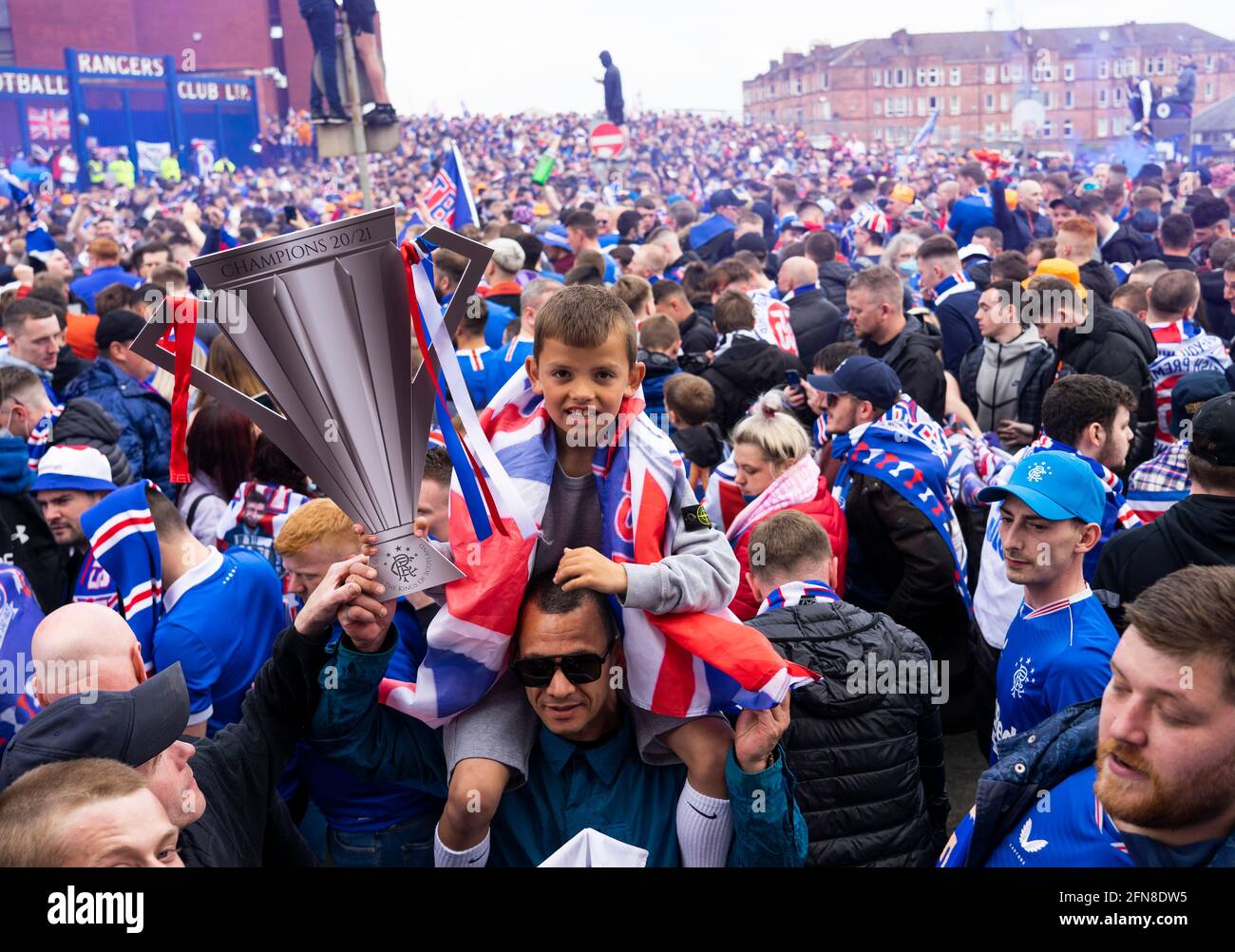 Glasgow, Scozia, Regno Unito. 15 maggio 2021. Migliaia di tifosi e tifosi della squadra di calcio dei Rangers scendono sull'Ibrox Park di Glasgow per celebrare la vittoria del campionato scozzese di premiership per la 55a volta e la prima volta per 10 anni. Le bombe di fumo e i fuochi d'artificio sono lasciati fuori dai ventilatori strettamente controllati dalla polizia lontano dalle entrate dello stadio.Iain Masterton/Alamy Live News Foto Stock
