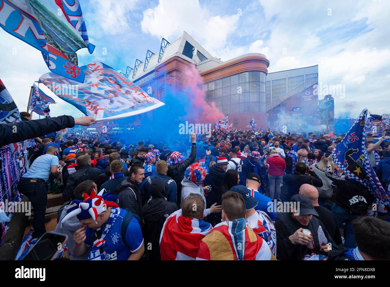Glasgow, Scozia, Regno Unito. 15 maggio 2021. Migliaia di tifosi e tifosi della squadra di calcio dei Rangers scendono sull'Ibrox Park di Glasgow per celebrare la vittoria del campionato scozzese di premiership per la 55a volta e la prima volta per 10 anni. Le bombe di fumo e i fuochi d'artificio sono lasciati fuori dai ventilatori strettamente controllati dalla polizia lontano dalle entrate dello stadio.Iain Masterton/Alamy Live News Foto Stock