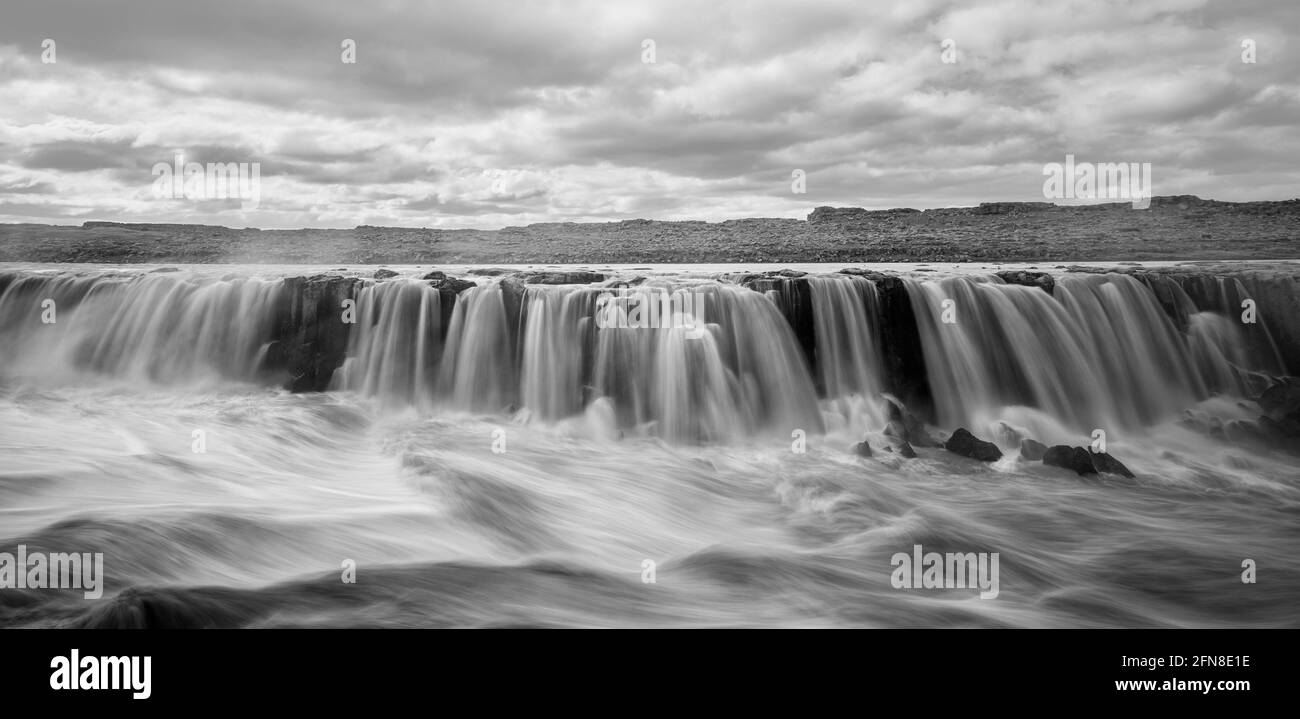 Cascata Selfoss in Islanda con cielo drammatico sullo sfondo Foto Stock
