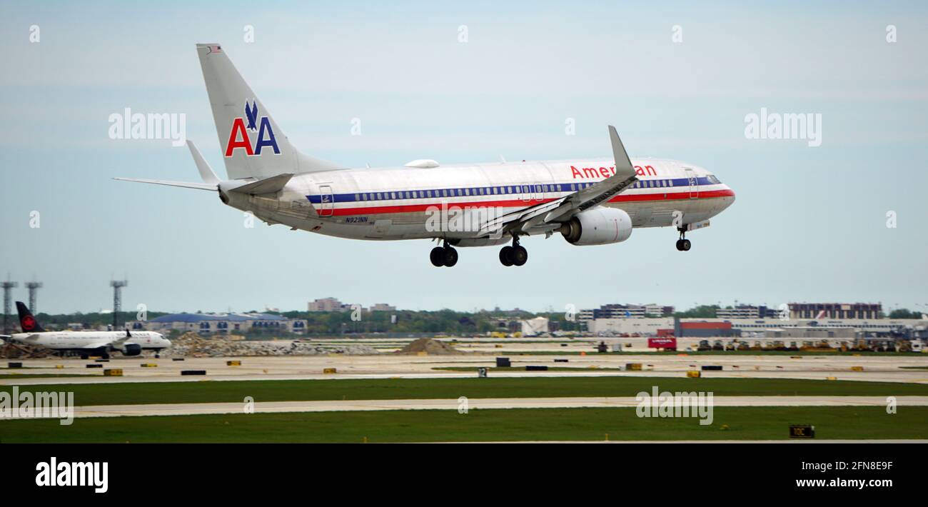 American Airlines Boeing 737 con livrea retrò atterra all'aeroporto internazionale o'Hare di Chicago. Foto Stock