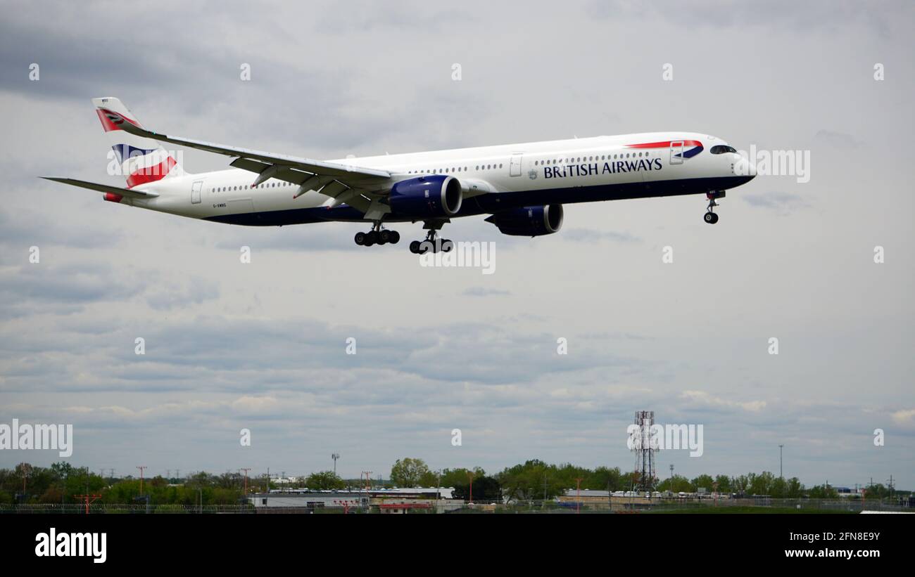 La British Airways Airbus A350-1000 si avvicina alla pista per atterrare all'aeroporto internazionale o'Hare di Chicago. Foto Stock