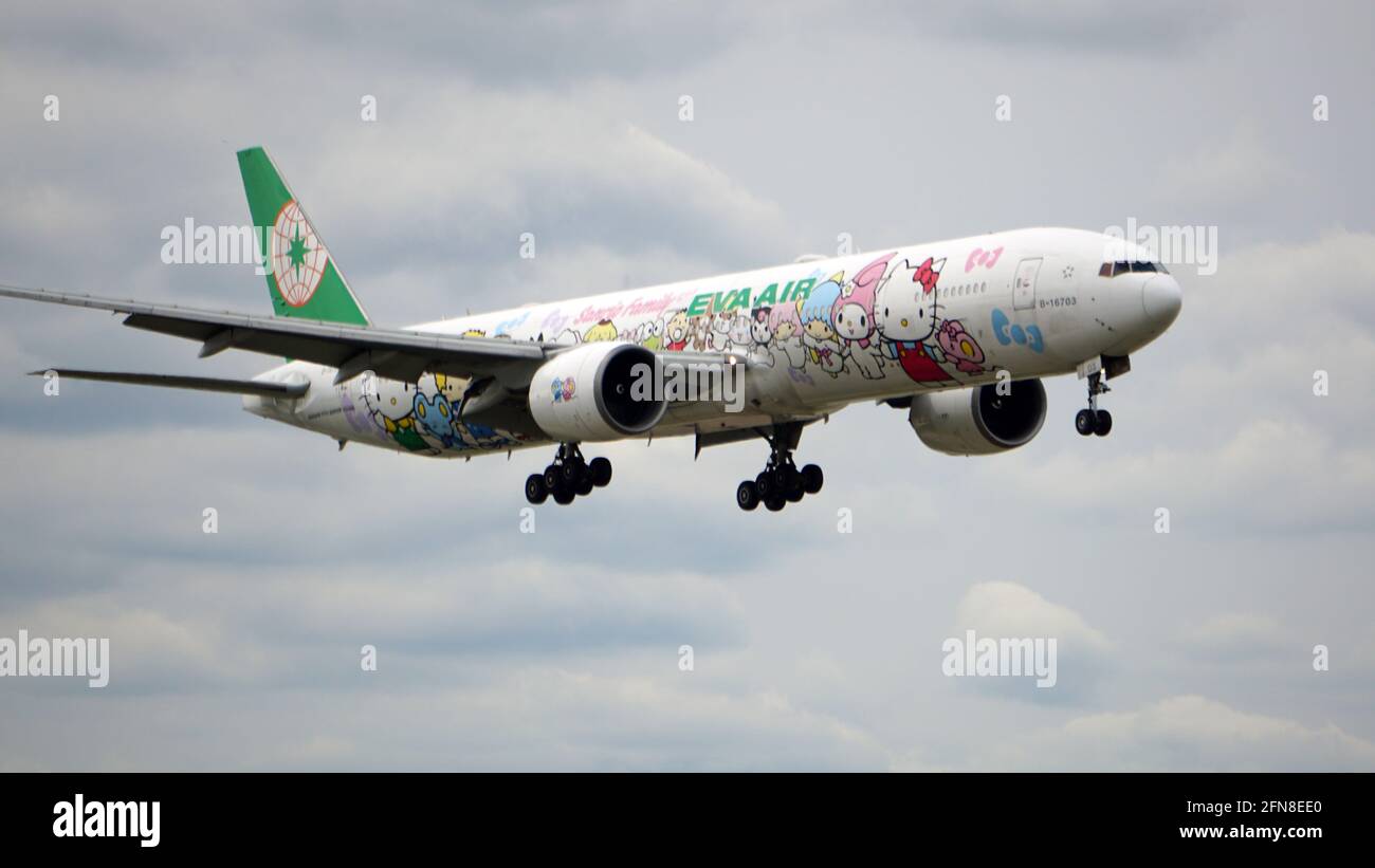 EVA Air Boeing 777 con la famiglia Hello Kitty Sanrio 'mano in mano' Livery atterra a Chicago o'Hare una settimana prima che la livrea fosse ritirata. Foto Stock
