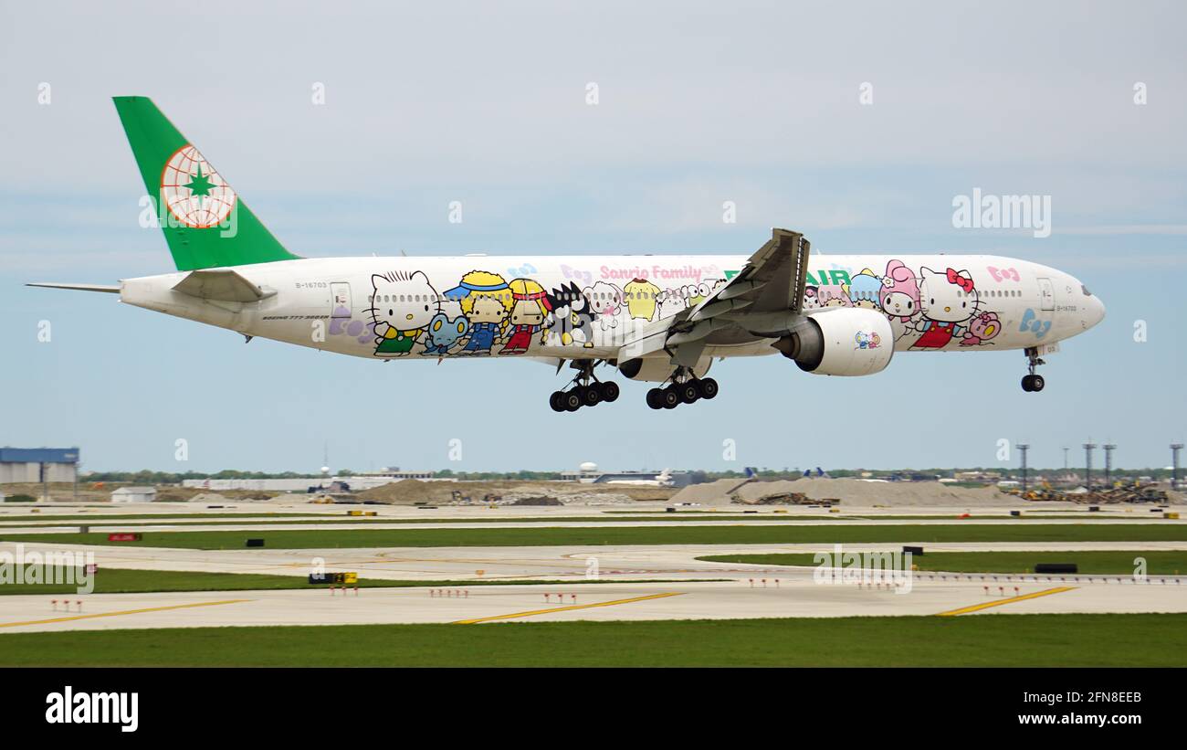 EVA Air Boeing 777 con la famiglia Hello Kitty Sanrio 'mano in mano' Livery atterra a Chicago o'Hare una settimana prima che la livrea fosse ritirata. Foto Stock