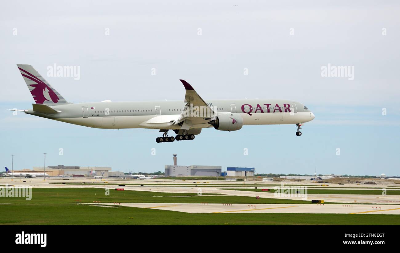 La Qatar Airways Airbus A350 si avvicina alla pista per atterrare all'aeroporto internazionale o'Hare di Chicago. Foto Stock