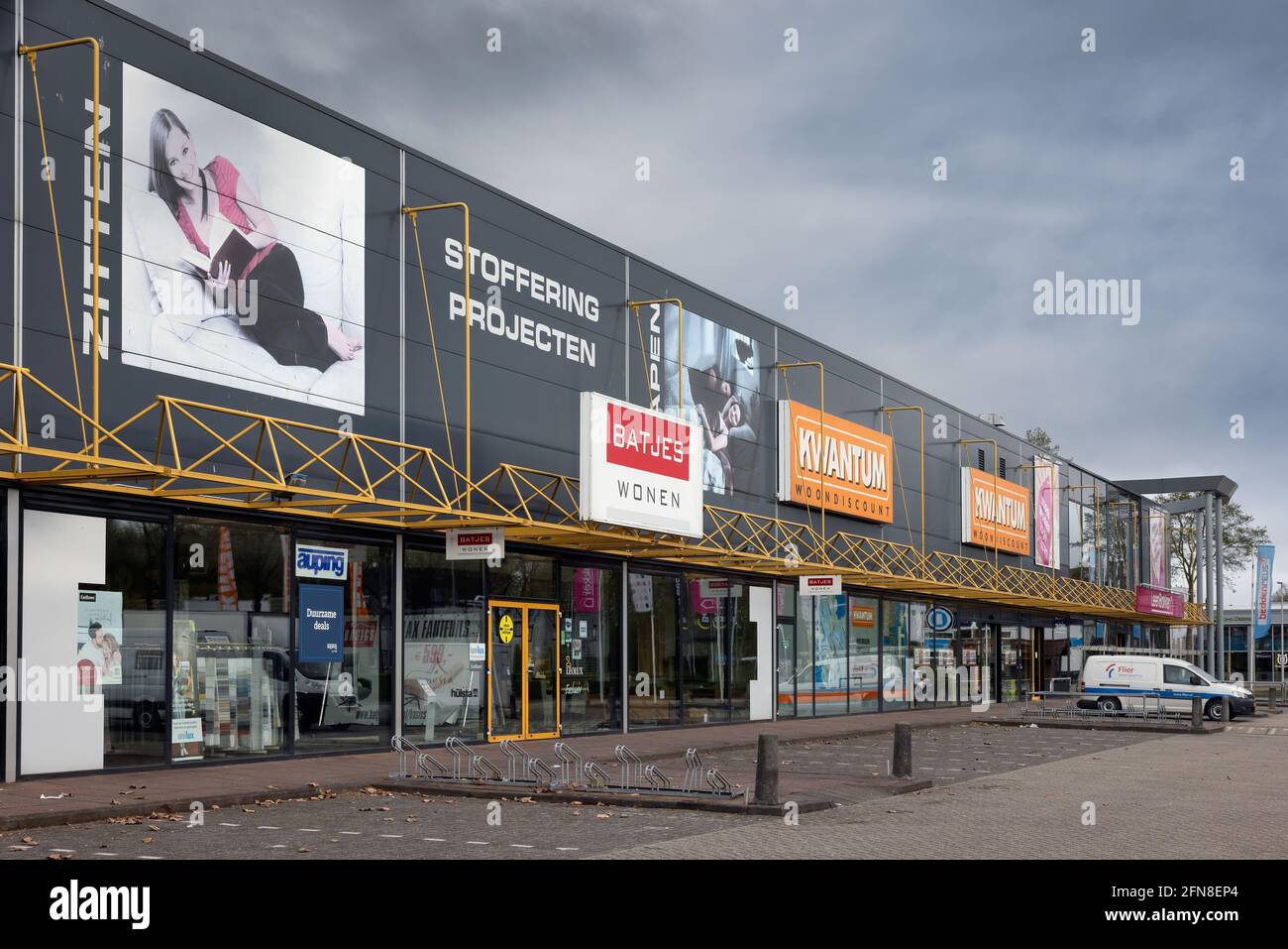 Emmeloord, Paesi Bassi - 5 maggio 2021: Centro commerciale per la vendita di mobili di facciata nel villaggio olandese Emmeloord Foto Stock