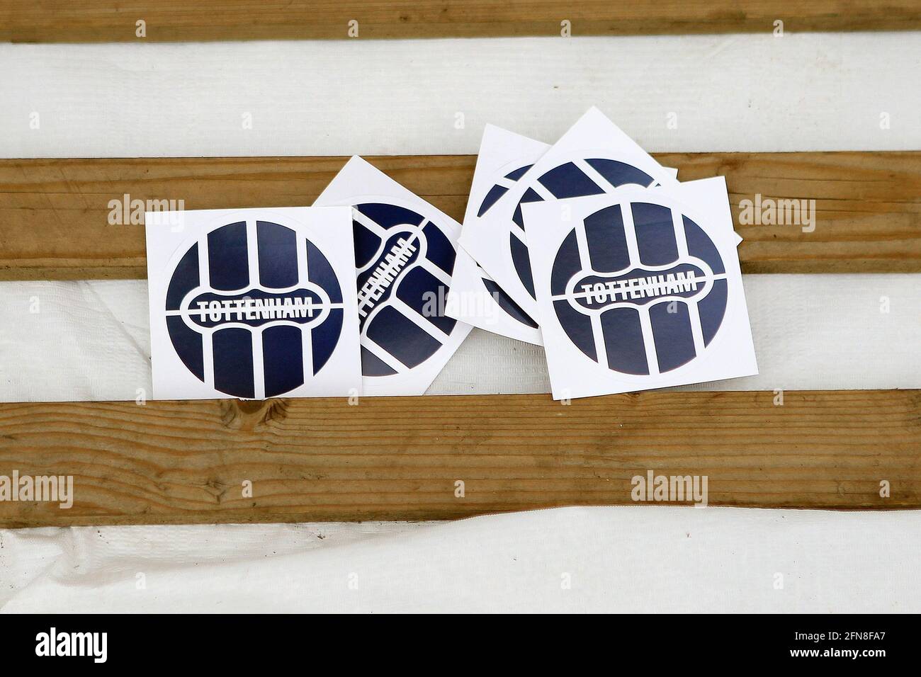 Gli adesivi relativi a Tottenham sono visti fuori terra in protesta contro Daniel Levy ed ENIC. Tottenham Hotspur tifosi protesta, I tifosi sono frustrati dalla situazione attuale del club e stanno prendendo di mira la loro protesta contro l'ENIC e la leadership dei consigli di amministrazione della squadra di calcio che si svolge fuori dal Tottenham Hotspur Stadium di Londra sabato 15 maggio 2021. Questa immagine può essere utilizzata solo per scopi editoriali. Solo per uso editoriale. pic di Steffan Bowen/Andrew Orchard sport photography/Alamy Live news Foto Stock