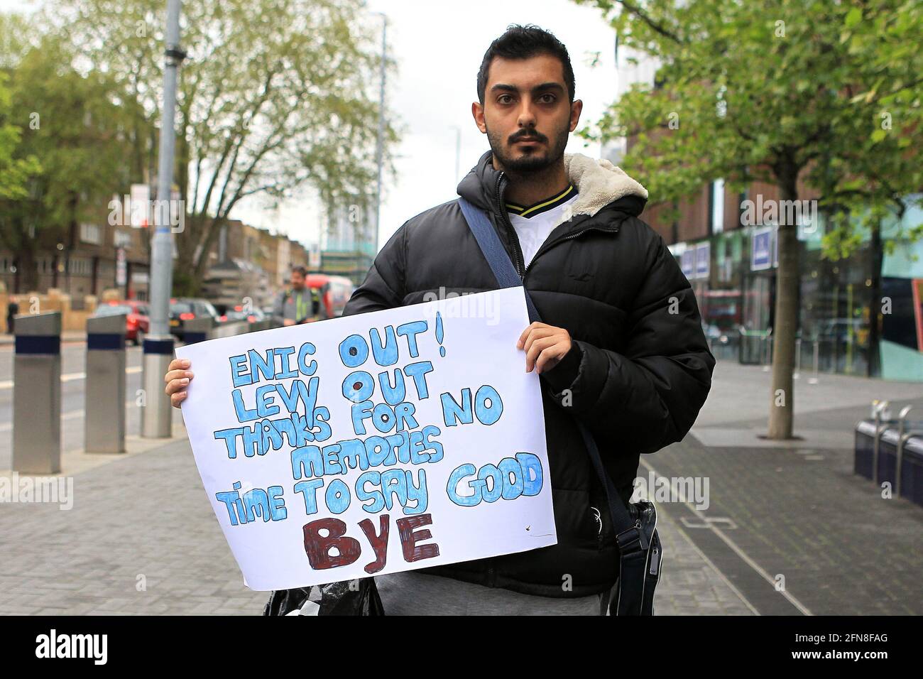 Un fan di Tottenham tiene un cartello per protestare contro Daniel Levy e ENIC fuori dal suolo. Tottenham Hotspur tifosi protesta, I tifosi sono frustrati dalla situazione attuale del club e stanno prendendo di mira la loro protesta contro l'ENIC e la leadership dei consigli di amministrazione della squadra di calcio che si svolge fuori dal Tottenham Hotspur Stadium di Londra sabato 15 maggio 2021. Questa immagine può essere utilizzata solo per scopi editoriali. Solo per uso editoriale. pic di Steffan Bowen/Andrew Orchard sport photography/Alamy Live news Foto Stock
