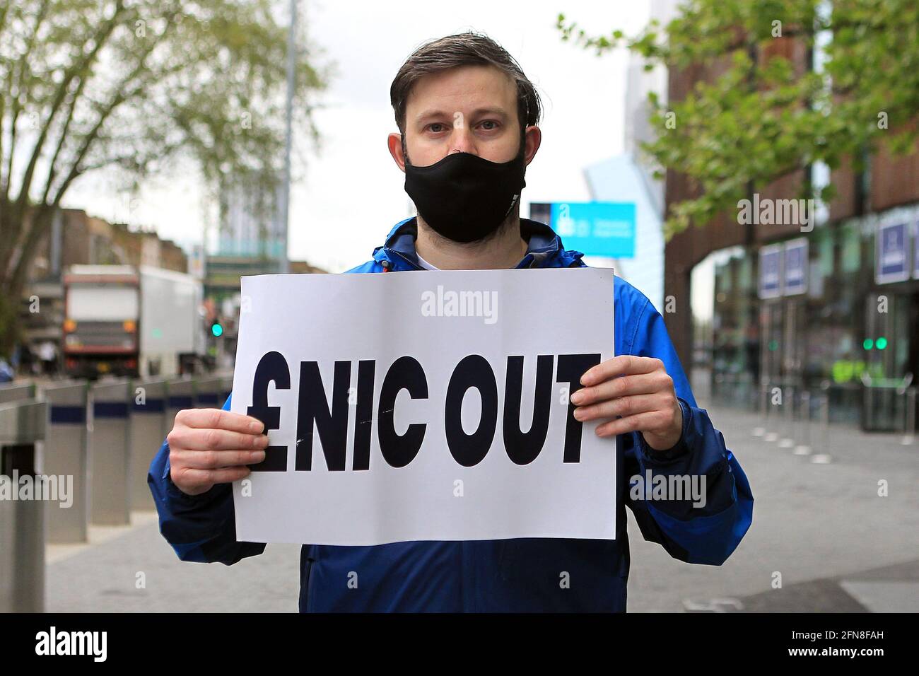 Un fan di Tottenham tiene un cartello per protestare contro Daniel Levy e ENIC fuori dal suolo. Tottenham Hotspur tifosi protesta, I tifosi sono frustrati dalla situazione attuale del club e stanno prendendo di mira la loro protesta contro l'ENIC e la leadership dei consigli di amministrazione della squadra di calcio che si svolge fuori dal Tottenham Hotspur Stadium di Londra sabato 15 maggio 2021. Questa immagine può essere utilizzata solo per scopi editoriali. Solo per uso editoriale. pic di Steffan Bowen/Andrew Orchard sport photography/Alamy Live news Foto Stock