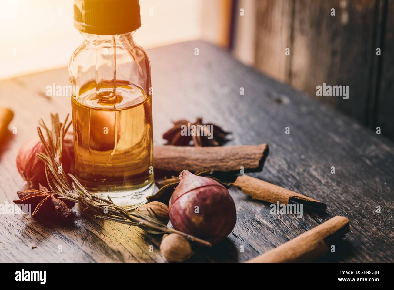 Estratto di olio di erbe per cibo o aroma su tavola di legno decorazione con erbe profumate. Foto Stock