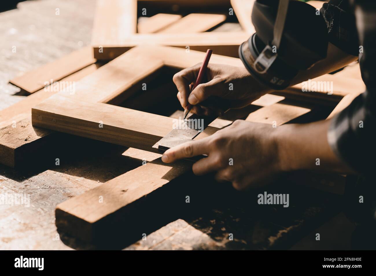 I falegnami alto esperto lavoratore in legno che fa mobili. Master di lavoro maschile in legno con pezzo artigianale in legno con fine dettaglio. Foto Stock