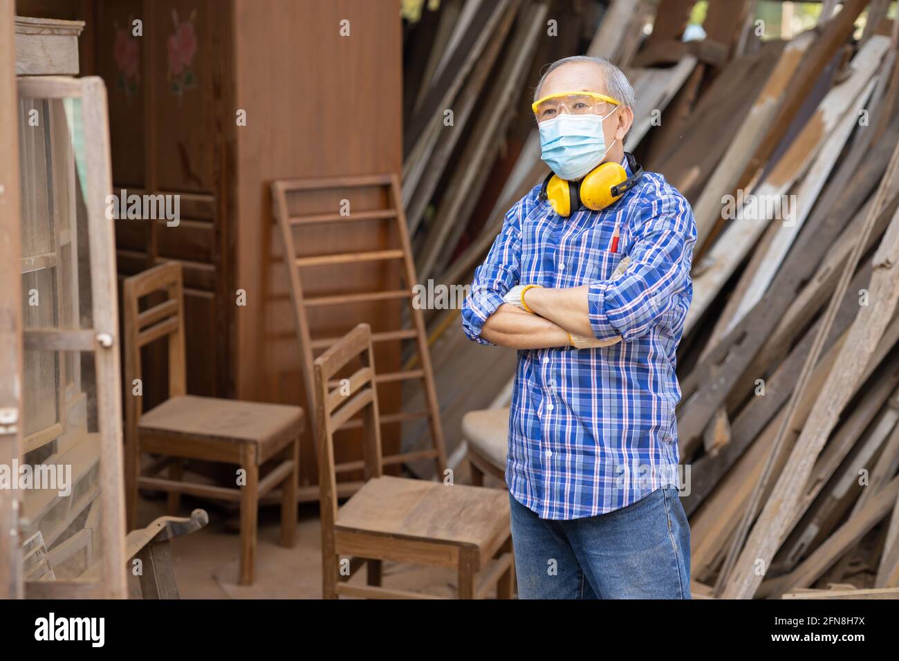 Ritratto di hobby di lavoro di legno anziano per il buon pensionamento, uomo asiatico maturo maestro professionale di legno artigianato mobili uomo produttore di legno. Foto Stock