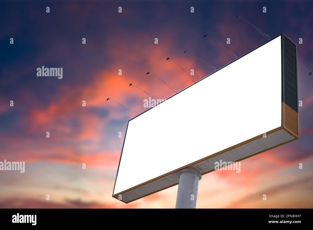cartelloni vuoti esterni grande template. spazio pubblicitario contro tramonto tramonto tramonto tramonto tramonto alba cielo sfondo. Foto Stock