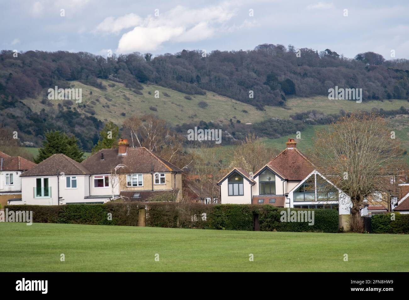 Dorking, Surrey UK- case ai margini del parco di Meadowbank con Box Hill sullo sfondo Foto Stock