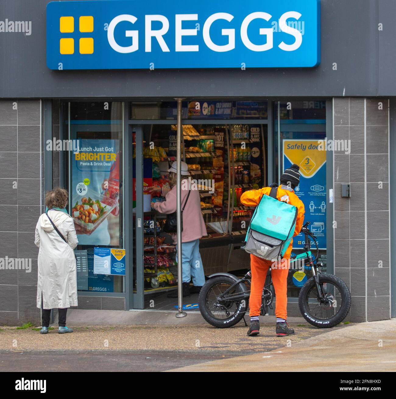 Preston, Lancashire UK: 15 maggio 2021. UK Business; il pranzo Greggs è appena diventato più luminoso a Preston con alcuni negozi di alimentari che offrono sconti speciali on-line. Basta mangiare i pranzi su ordinazione in una giornata fredda e umida nel centro di Preston, Regno Unito. Credito; MediaWorldImahes/AlamyLiveNews. Foto Stock