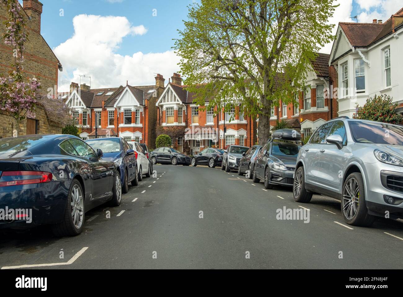 Londra - Aprile 2021: Attraente strada residenziale di case a schiera a Chiswick, Londra Ovest Foto Stock