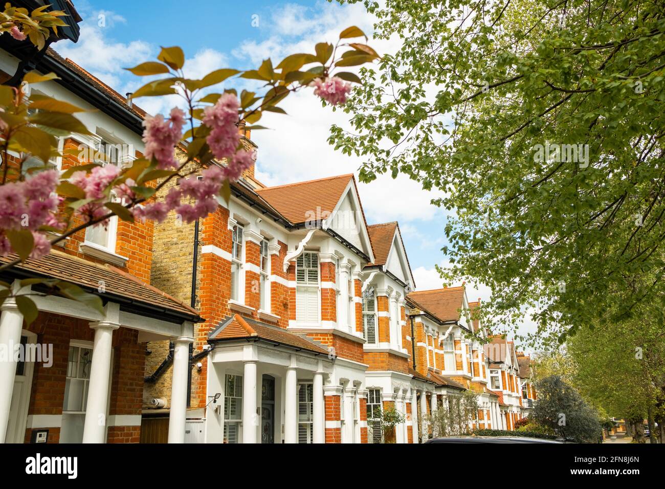 Londra - Aprile 2021: Attraente strada residenziale di case a schiera a Chiswick, Londra Ovest Foto Stock