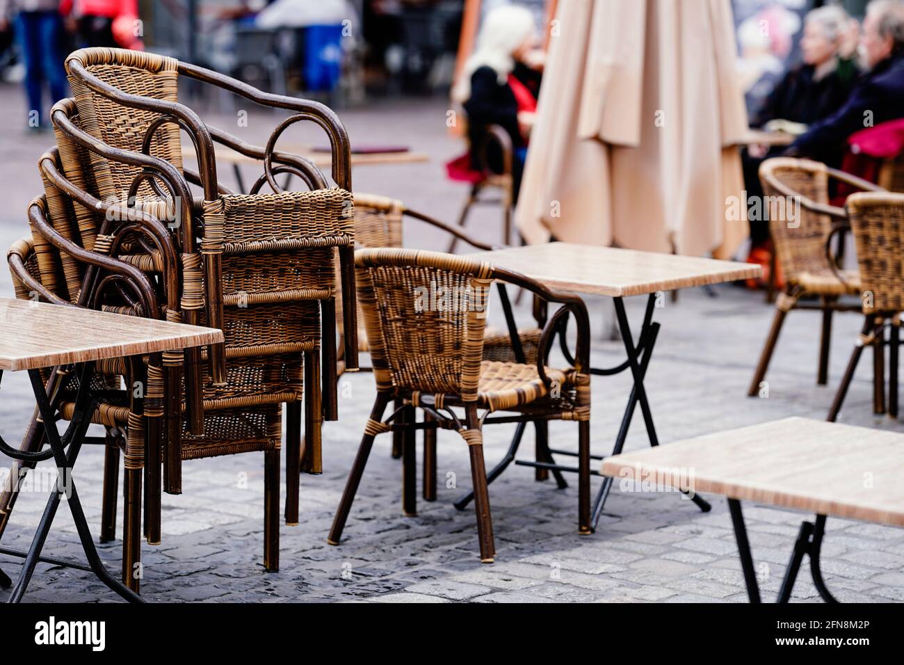 Heidelberg, Germania. 15 maggio 2021. Sedie e tavoli impilati uno sopra l'altro nel mercato. Dopo mesi di blocco, il sud-ovest sta allentando le redini sulle regole di Corona in modo significativo. Da sabato in poi, sono possibili aperture nella gastronomia, nel turismo e nel tempo libero. Credit: Uwe Anspach/dpa/Alamy Live News Foto Stock