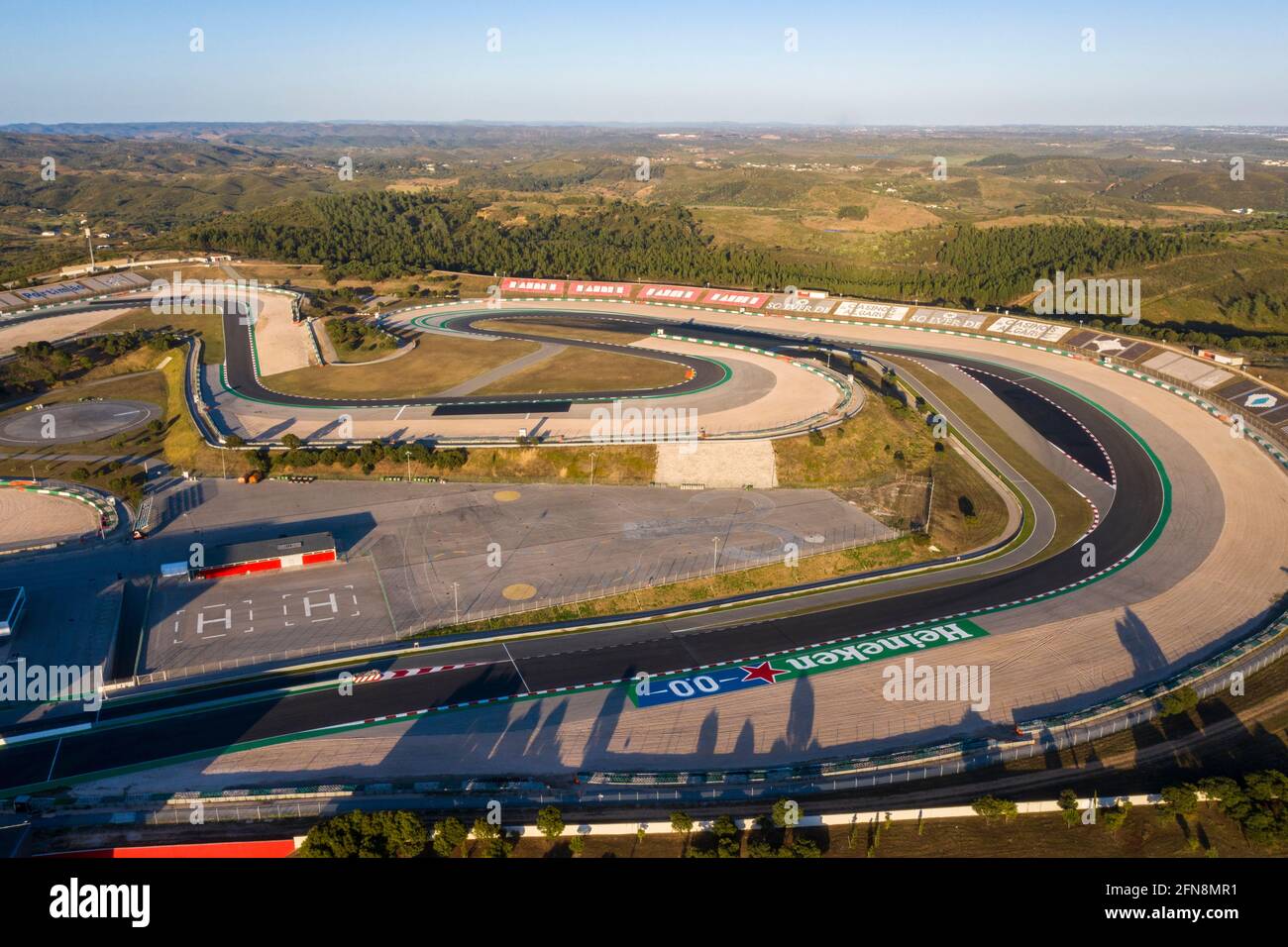 Portimao, Algarve, Portogallo - Maggio 2021 - Vista aerea del drone sul circuito Internazionale Algarve di Lagos Portimao. Paesaggio tramonto. Foto Stock