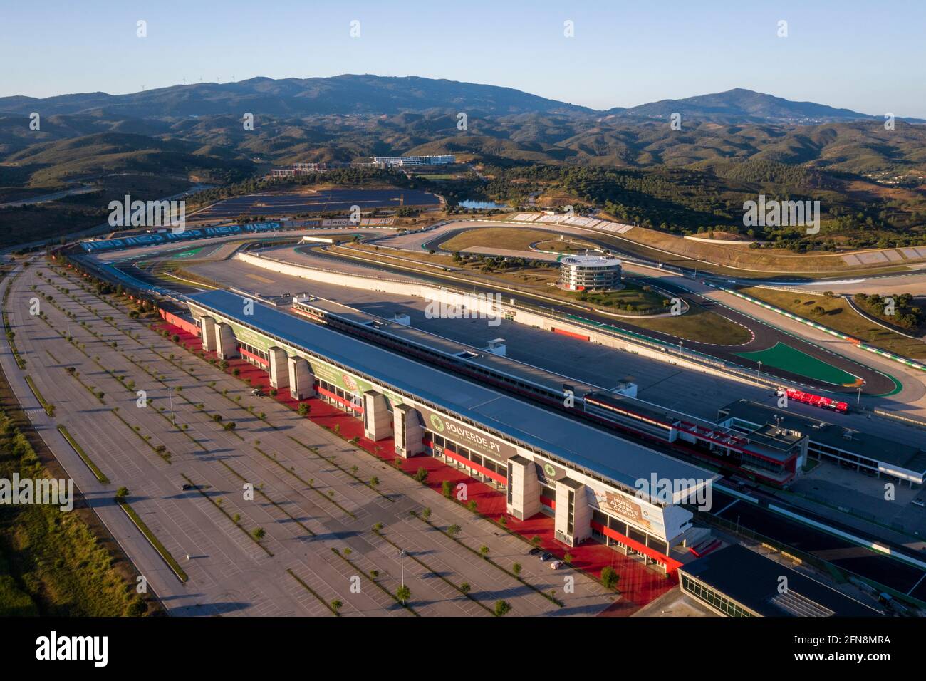 Portimao, Algarve, Portogallo - Maggio 2021 - Vista aerea del drone sul circuito Internazionale Algarve di Lagos Portimao. Linea di arrivo della folla principale Foto Stock