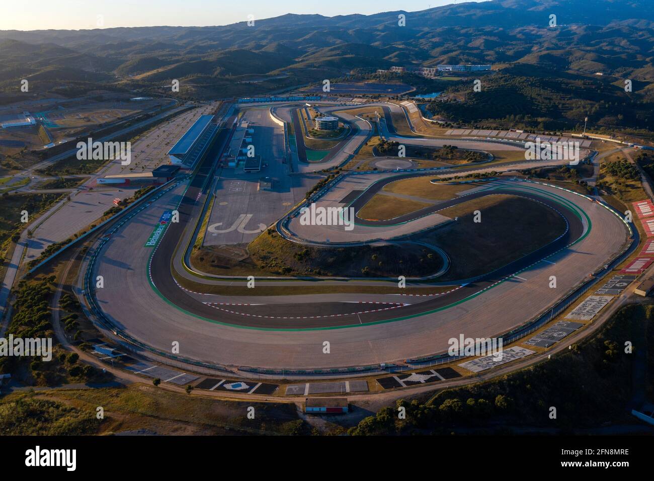 Portimao, Algarve, Portogallo - Maggio 2021 - Vista aerea del drone sul circuito Internazionale Algarve di Lagos Portimao. Paesaggio tramonto. Foto Stock