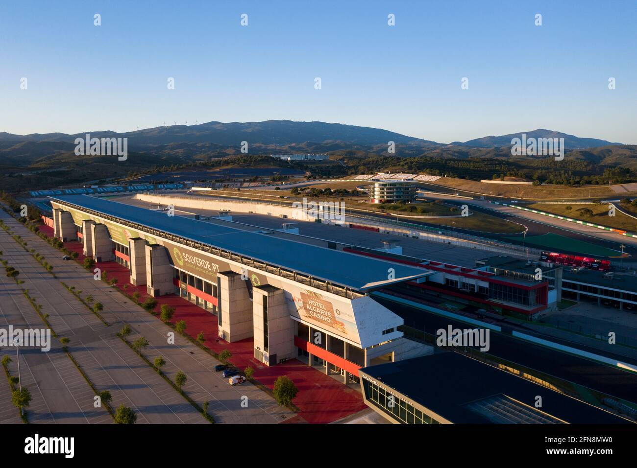 Portimao, Algarve, Portogallo - Maggio 2021 - Vista aerea del drone sul circuito Internazionale Algarve di Lagos Portimao. Linea di arrivo della folla principale Foto Stock