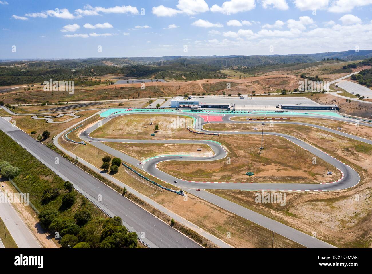 Portimao, Algarve, Portogallo - Maggio 2021 - Vista aerea del drone sulla pista da corsa del karting vicino al circuito Internazionale di Algarve. Foto Stock