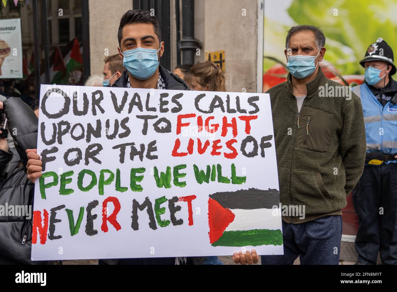 Cardiff, Galles, Regno Unito. 15 maggio 2021. I manifestanti si riuniscono al centro di Cardiff il giorno di Nakba, presso il Memoriale di Aneurin Bevan, in sostegno e solidarietà con il popolo palestinese e contro il continuo bombardamento di Gaza da parte di Israele. Cardiff, Galles, Regno Unito. Credit: Haydn Denman/Alamy Live News. Foto Stock