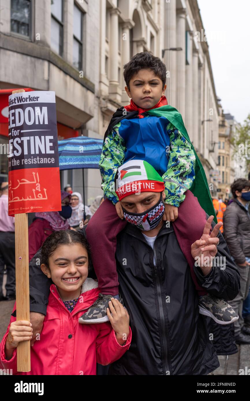 Cardiff, Galles, Regno Unito. 15 maggio 2021. I manifestanti si riuniscono al centro di Cardiff il giorno di Nakba, presso il Memoriale di Aneurin Bevan, in sostegno e solidarietà con il popolo palestinese e contro il continuo bombardamento di Gaza da parte di Israele. Cardiff, Galles, Regno Unito. Credit: Haydn Denman/Alamy Live News. Foto Stock