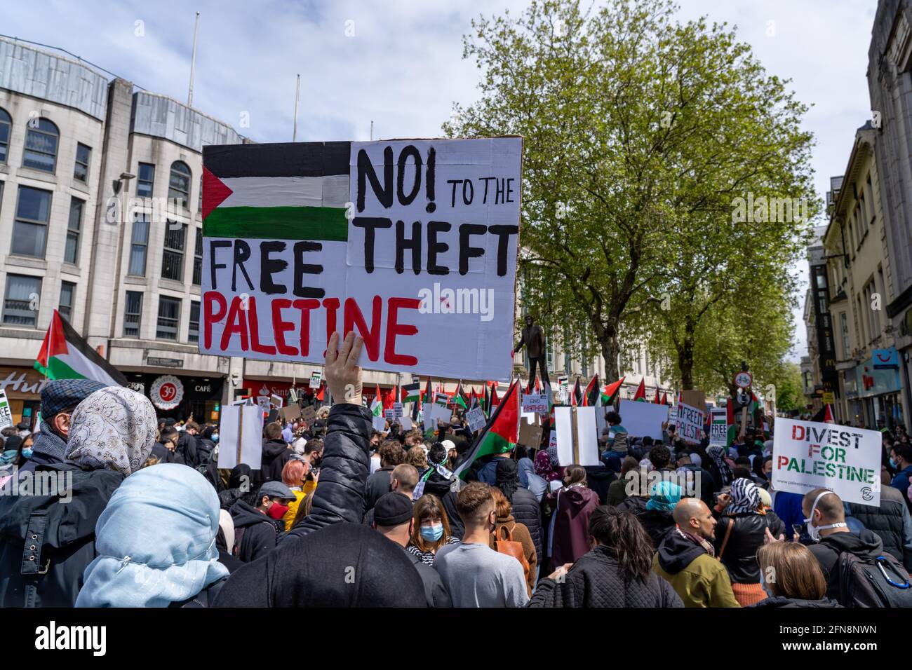 Cardiff, Galles, Regno Unito. 15 maggio 2021. I manifestanti si riuniscono al centro di Cardiff il giorno di Nakba, presso il Memoriale di Aneurin Bevan, in sostegno e solidarietà con il popolo palestinese e contro il continuo bombardamento di Gaza da parte di Israele. Cardiff, Galles, Regno Unito. Credit: Haydn Denman/Alamy Live News. Foto Stock