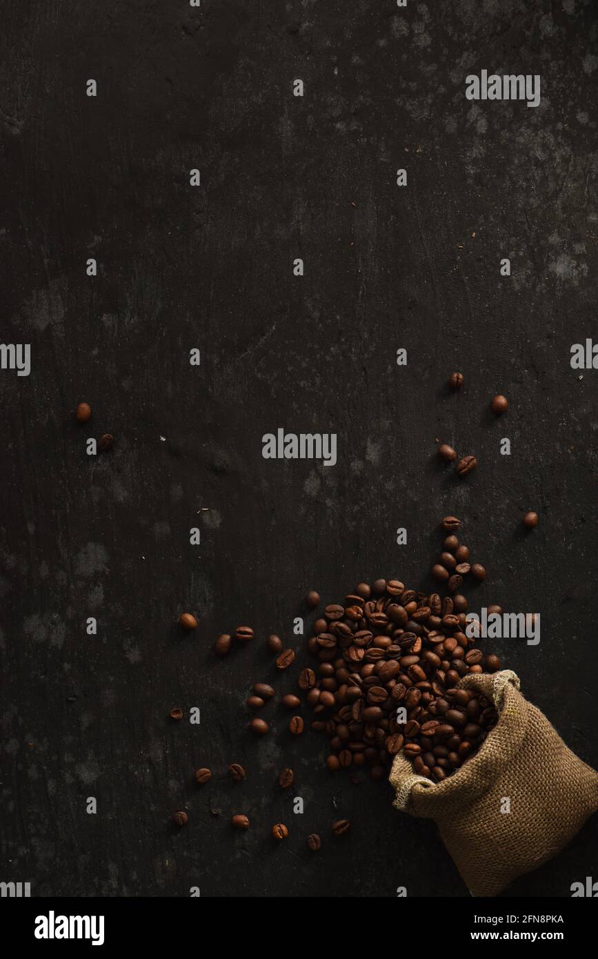 Coffee Beans su sfondo scuro Flatlay Foto Stock