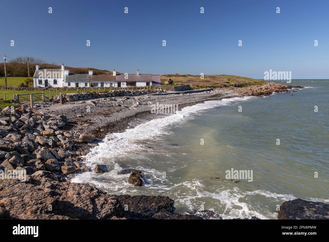 Spiaggia e case, Moelfre, Anglesey, Galles del Nord Foto Stock