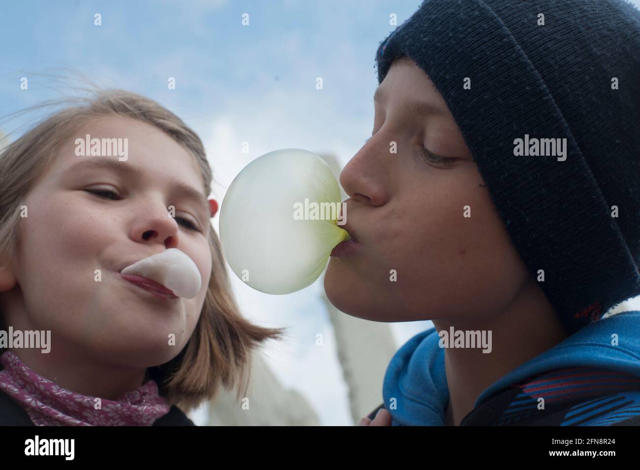 Kinder, Jugendliche, mit Kaugummi. Foto Stock